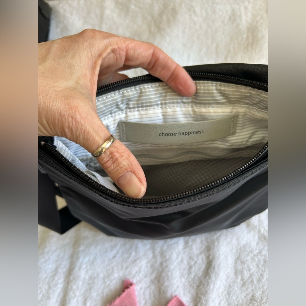 Lululemon The Essentials Bag - Picture 14 of 14